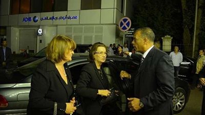 بالصور.. سوزارن مبارك تقدم واجب العزاء فى زوجة فتحى سرور