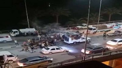 بالصور.. حريق يلتهم سيارة ملاكى أعلى كوبرى ثروت