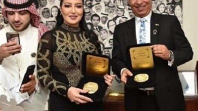 سمية الخشاب تكشف حقيقة منحها ختم الرسول من السعودية