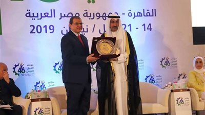 المطيري يهدي درع منظمة العمل العربية لـ 