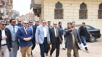 محافظ الشرقية يقبل يد أبناء الشهداء في حفل جمعية المحاربين القدماء