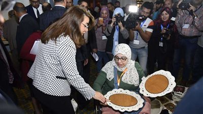 اليوم.. غادة والي تفتتح معرض الحرف اليدوية
