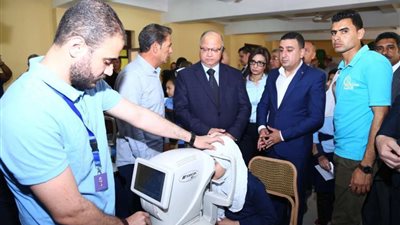 محافظ القاهرة يتفقد قافلة 