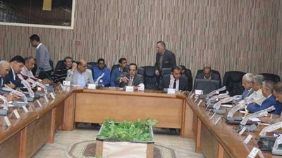 محافظ شمال سيناء يوصي بتوفير السلع الأساسية قبل رمضان وتوحيد طلاء المباني