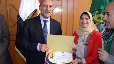 محافظ الإسماعيلية يُكرم بالعاملين ضمن مبادرة 