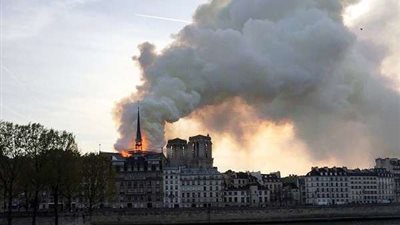 بالصور.. انهيار برج كاتدرائية نوتردام جراء الحريق