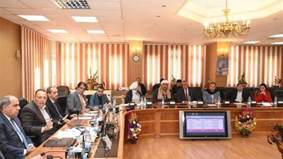 محافظ الشرقية يتفقد معرض 