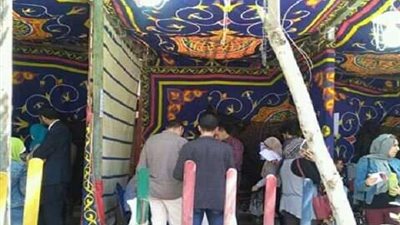 مشادة بين بعض الأفراد أمام مقر 