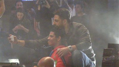 طلاب جامعة القاهرة يلتقطون 