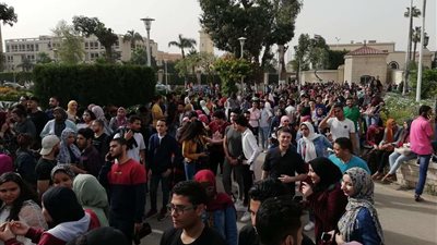 أمن جامعة القاهرة يفض اشتباكات الطلاب خلال حفل محمد حماقي