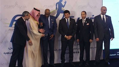 بالصور.. وزير الرياضة يكرم نجوم المجتمع في احتفالية افتتاح مركز 