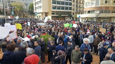 إضراب عام يشل لبنان بسبب تخفيض رواتب موظفي الدولة