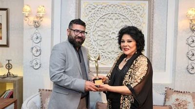 إهداء جائزة 