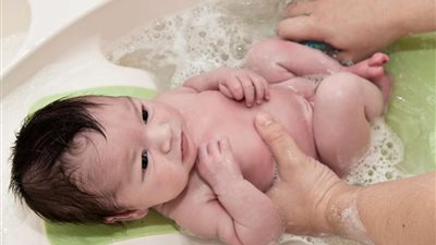 الأطباء يحذرون من كثرة الاستحمام اليومي للأطفال في الصيف