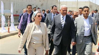 وزيرة البيئة ومحافظ السويس اثناء افتتاح مصنع لإنتاج الوقود من القمامة