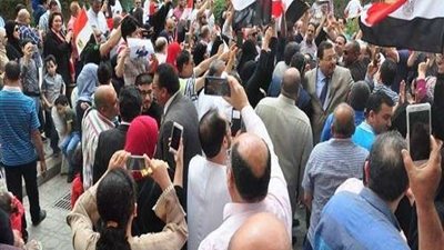 توافد أبناء الجالية المصرية بالسعودية للإدلاء بأصواتهم في استفتاء الدستور