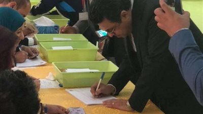 سفارات مصر في أبو ظبي ودبي تستقبل المشاركين بالتصويت على الدستور