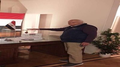 مسن يدلي بصوته في الإستفتاء على التعديلات الدستورية باليونان