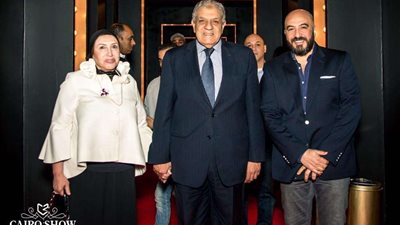 بالصور.. رئيس الوزراء الأسبق يحضر مسرحية 