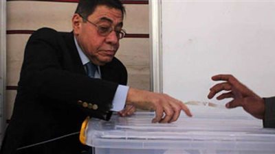 المستشار عبد المجيد محمود يدلي بصوته في الاستفتاء على الدستور بأبوظبي