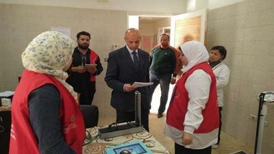 وكيل وزارة الصحة بالشرقية يتابع المبادرة الرئاسية بالعاشر من رمضان