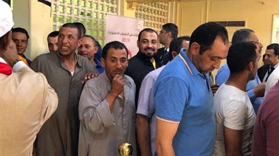 الأغاني الحماسية والهتافات تشعل سفارة الكويت أثناء التصويت على الاستفتاء