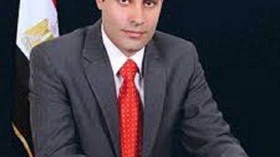 طنطاوي يستغل الأضواء لإخفاء ضعف شخصيته وقلة حيلته