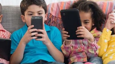 دراسة تكشف عن مخاطر الشاشات المحمولة على صحة الأطفال