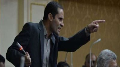 طنطاوي الباحث عن الشهرة يستغل الأضواء لإخفاء ضعف شخصيته