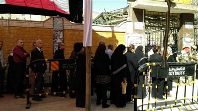 بالصور.. طوابير الناخبين تغزو مدرسة الشهيد محمد عبد العزيز بالهرم
