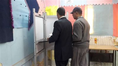 مستشار يساعد «مسن كفيف» للإدلاء بصوتة في «التعديلات الدستورية»