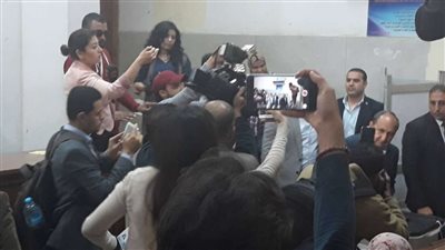 بالصور.. وزير الصناعة يدلي بصوته في مدرسة الكلية الفكرية بالدقي