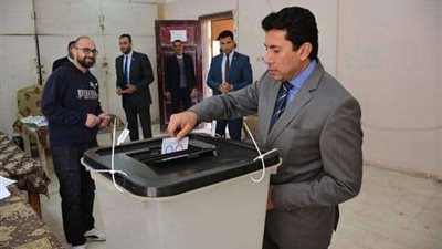بالصور.. وزير الشباب والرياضة يدلي بصوته في استفتاء التعديلات الدستورية