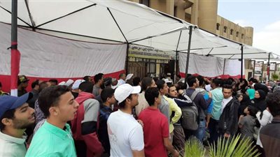 بالصور.. توافد الناخبين للإدلاء بصوتهم بمجمع الملك فهد بمدينة نصر