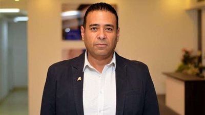 جراح مصري يشارك في مؤتمر التجميل ونحت القوام بفرنسا