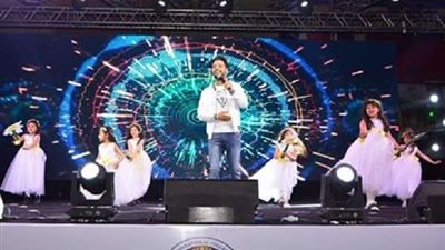 بالصور.. أحمد جمال يتألق في حفل المدرسة البريطانية بحضور وزيرة الهجرة