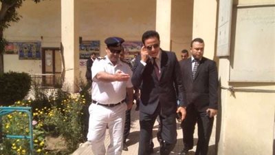 بالصور.. نائب محافظ القاهرة ورئيس حي حلوان يتفقدان لجان عمليات الاقتراع