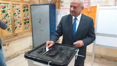 محافظ السويس يدلي بصوته بلجنة محمد حافظ