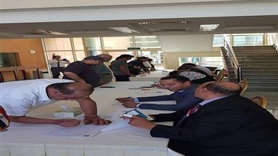 بالصور.. المصريون بقطر يواصلون الإدلاء بأصواتهم فى الاستفتاء على الدستور