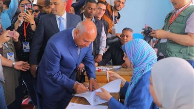 بعد الإدلاء بصوته.. الوزير: المصريون يضربون أروع الأمثلة في حب الوطن