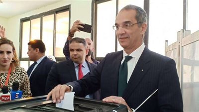 بالصور.. وزير الاتصالات يدلي بصوته في الاستفتاء على التعديلات الدستورية