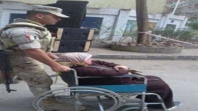 بالصور.. رجال الجيش يساعدوا ذوي الإعاقة للإدلاء بصوتهم في الاستفتاء