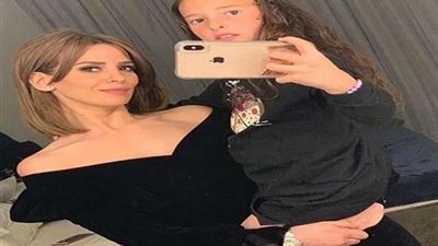 بالصور| في أحدث جلسة تصوير.. إيمان العاصي برفقه نجلتها