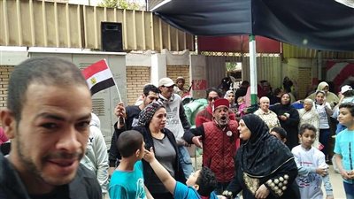 بالصور.. تظاهرة في حب الرئيس السيسي أمام مدرسة المنيرة الإعدادية