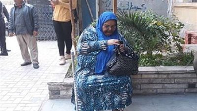 بالصور.. شقيقة الشهيد أحمد زاهر تدلي بصوتها في الانتخابات