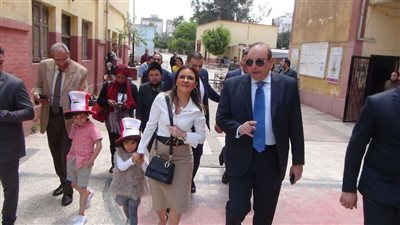 برفقة حفيدتها.. سحر نصر تدلي بصوتها على التعديلات الدستورية