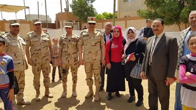 احتشاد المواطنين أمام مدارس النويشي بالميمون ببنى سويف للمشاركة بالاستفتاء