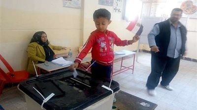 بالصور.. أصغر طفل يشارك بالاستفتاء على التعديلات الدستورية بمدينة نصر