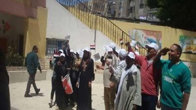 عمال الشركة المصرية للاتصالات يدلون بصوتهم في استفتاء التعديلات الدستورية