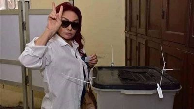بالصور.. نبيلة عبيد تدلي بصوتها في الاستفتاء على الدستور بالدقي